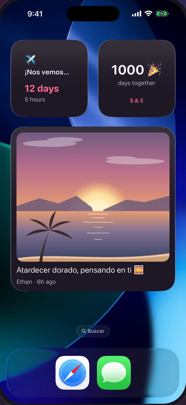 Pantalla de inicio de un iPhone con widgets de Dearly: una cuenta regresiva de 12 días para la próxima visita, un contador de 1000 días juntos y una foto de un atardecer que Ethan compartió hace 6 horas.