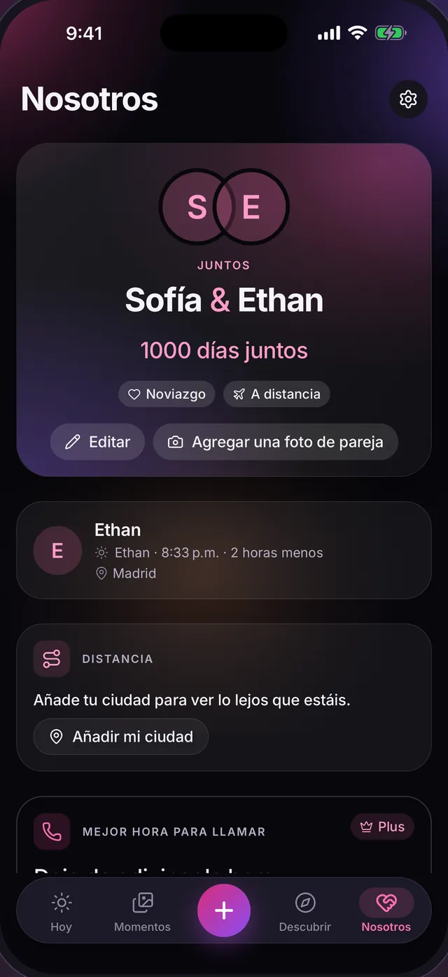 La pantalla Nosotros: Sofía y Ethan, 1000 días juntos, la hora local de Ethan en Madrid, 2 horas menos, y una tarjeta de distancia para agregar tu ciudad.