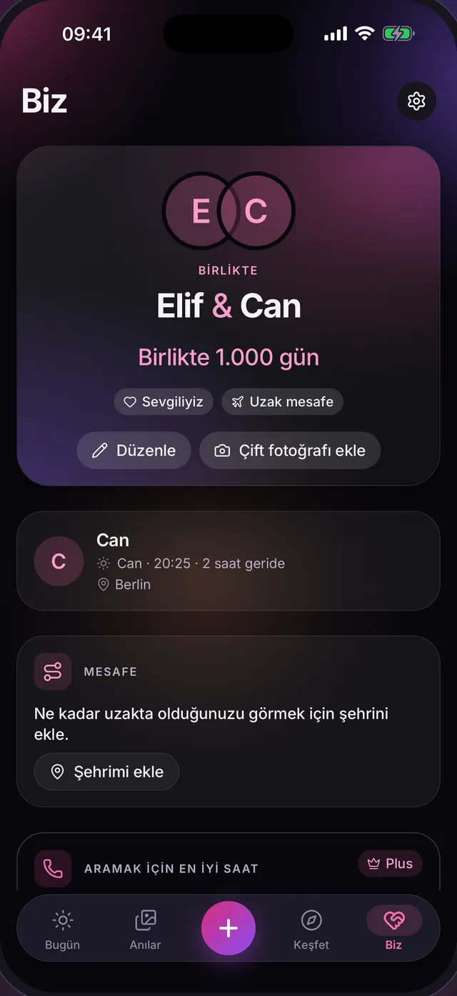 Biz ekranı: Elif ve Can, birlikte 1.000 gün, Can’ın Berlin’de 2 saat geride olan yerel saati ve şehrini eklemeni isteyen bir mesafe kartı.